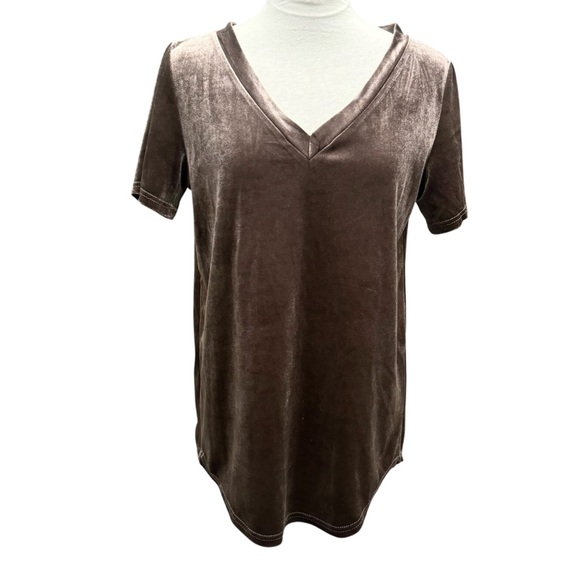 Amaryllis soft & shimmery stretch velvet v-neck loose tee with hi-lo hem. Size M - Picture 3 of 9